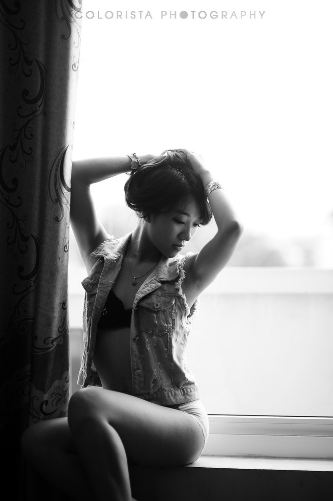 美女露出粉嫩尿口